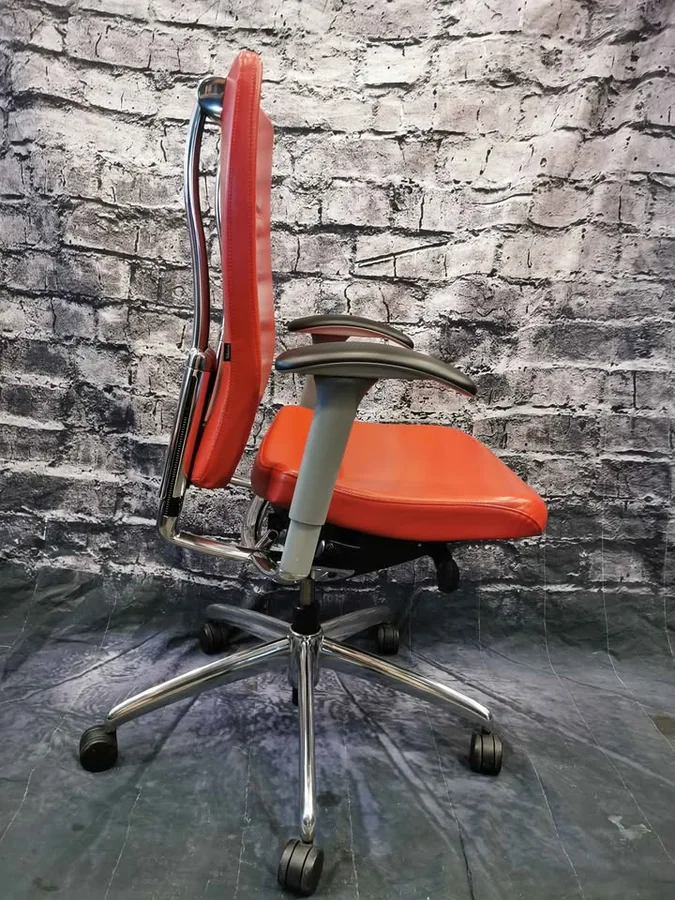 Vue 3 de Fauteuil ergonomique spécialisé de luxe Teknion en cuir