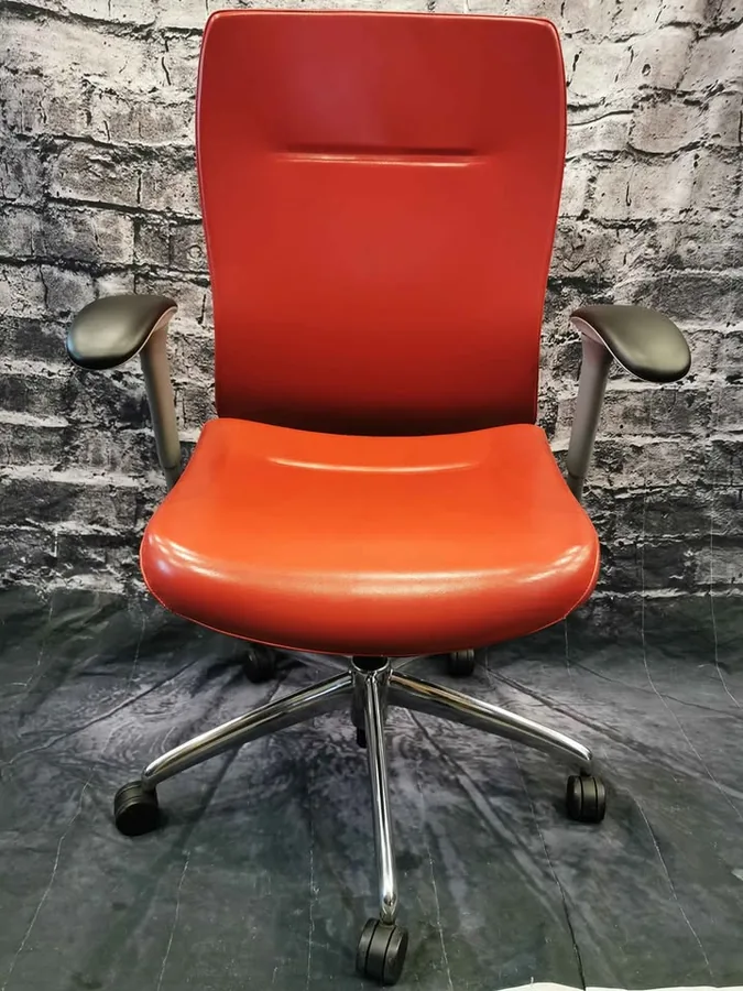 Vue 2 de Fauteuil ergonomique spécialisé de luxe Teknion en cuir